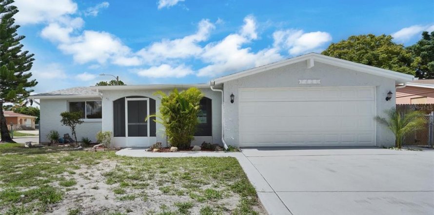 House in Port Richey, Florida 2 bedrooms, 127.28 sq.m. № 1266248