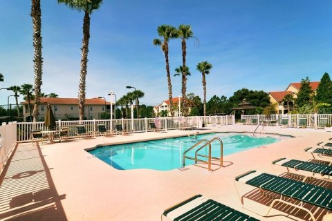 Condominio en alquiler en Sarasota, Florida, 2 dormitorios, 106.56 m2 № 1349152 - foto 2