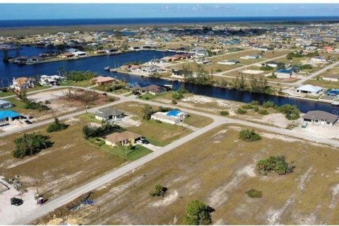 Terreno en venta en Cape Coral, Florida № 1295242 - foto 1