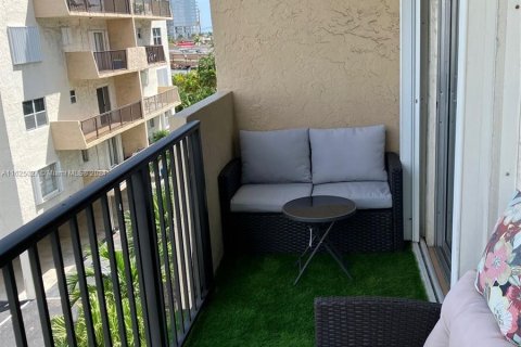 Condo in Sunny Isles Beach, Florida, 2 bedrooms  № 1351719 - photo 17