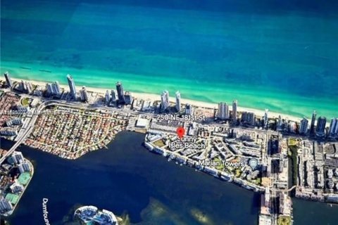 Copropriété à louer à Sunny Isles Beach, Floride: 2 chambres, 91.97 m2 № 1351719 - photo 1