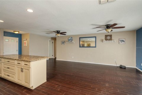 House in Winter Haven, Florida 5 bedrooms, 191.38 sq.m. № 1382759 - photo 7