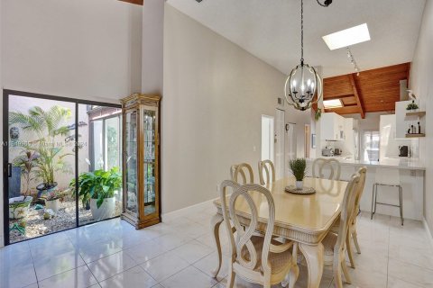 Villa ou maison à vendre à Hallandale Beach, Floride: 2 chambres, 156.08 m2 № 1118483 - photo 13