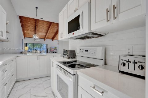 Villa ou maison à vendre à Hallandale Beach, Floride: 2 chambres, 156.08 m2 № 1118483 - photo 10