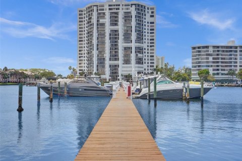 Villa ou maison à vendre à Hallandale Beach, Floride: 2 chambres, 156.08 m2 № 1118483 - photo 2