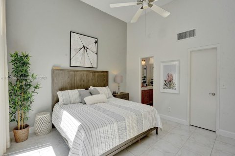 Villa ou maison à vendre à Hallandale Beach, Floride: 2 chambres, 156.08 m2 № 1118483 - photo 18