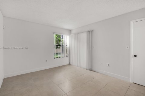 Condo in Miramar, Florida, 2 bedrooms  № 1383126 - photo 11