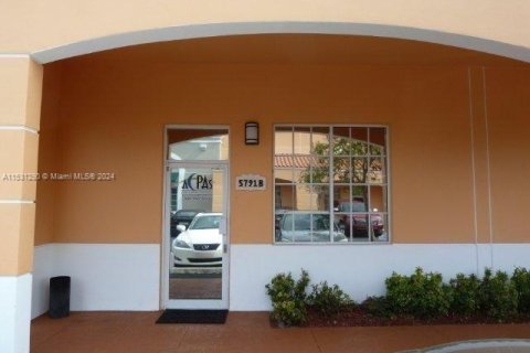 Immobilier commercial à vendre à Miami Lakes, Floride № 1002340 - photo 1