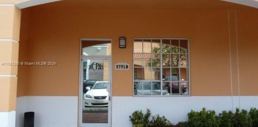 Commercial property in Miami Lakes, Florida № 1002340