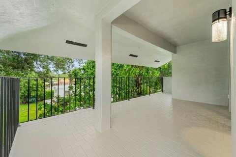 House in Miami Springs, Florida 4 bedrooms, 304.81 sq.m. № 1161360 - photo 4