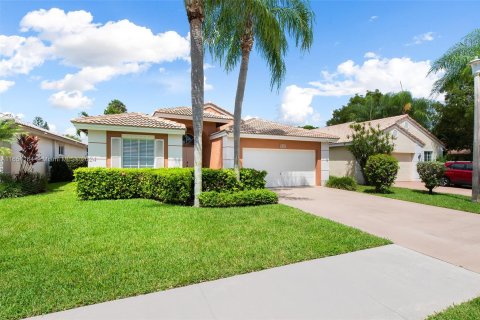 House in Deerfield Beach, Florida 4 bedrooms, 190.26 sq.m. № 1347733 - photo 2