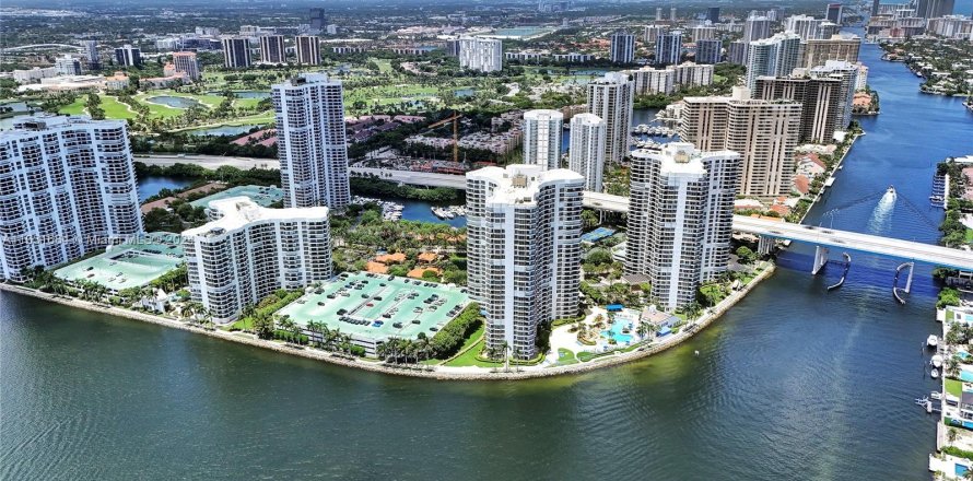 Condominio en Aventura, Florida, 2 dormitorios  № 1293452