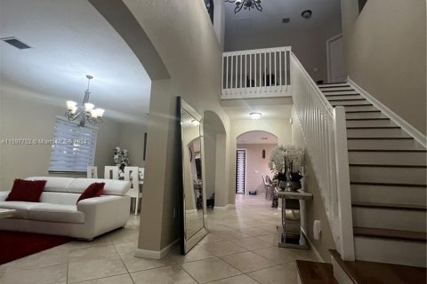 House in Miami, Florida 5 bedrooms, 334.26 sq.m. № 1206344 - photo 11