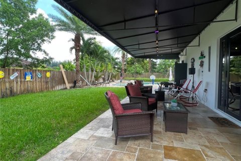 House in Miami, Florida 5 bedrooms, 334.26 sq.m. № 1206344 - photo 27