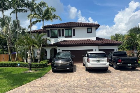 House in Miami, Florida 5 bedrooms, 334.26 sq.m. № 1206344 - photo 2