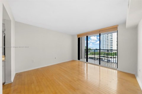 Condo in Miami, Florida, 2 bedrooms  № 1269411 - photo 12