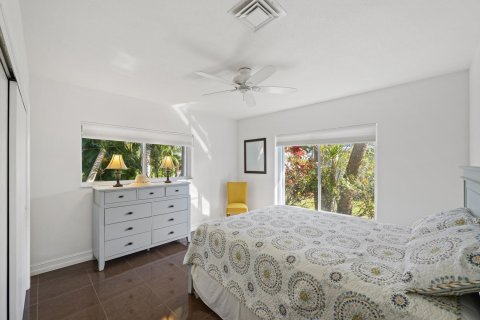 House in Lauderdale-by-the-Sea, Florida 2 bedrooms, 187.66 sq.m. № 913296 - photo 28