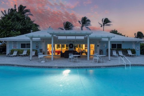 House in Lauderdale-by-the-Sea, Florida 2 bedrooms, 187.66 sq.m. № 913296 - photo 10