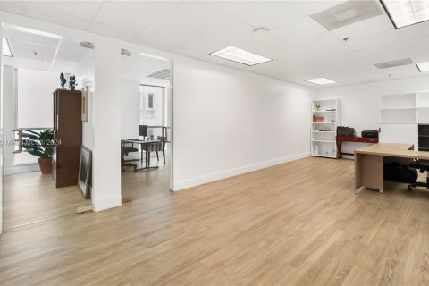 Propiedad comercial en venta en Miami, Florida № 1370838 - foto 10