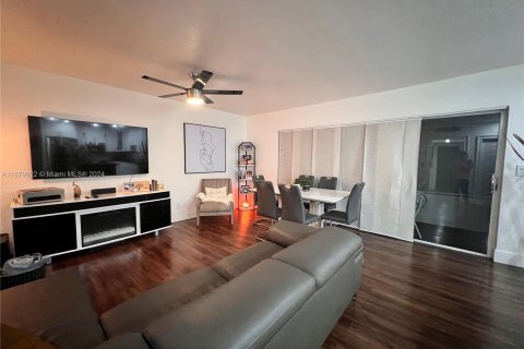 Condominio en venta en Miami, Florida, 1 dormitorio, 89.19 m2 № 1409360 - foto 3