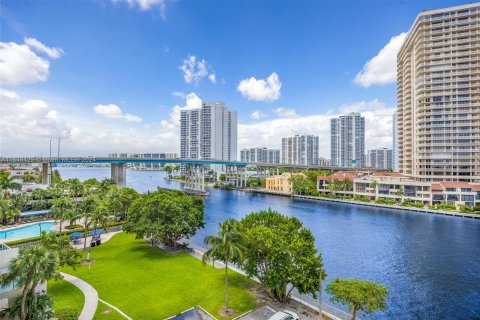 Condo in Sunny Isles Beach, Florida, 1 bedroom  № 1330704 - photo 29