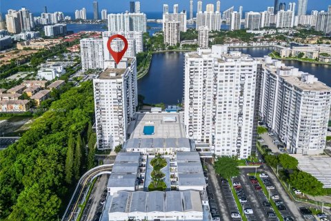 Condo in Aventura, Florida, 2 bedrooms  № 1330749 - photo 26