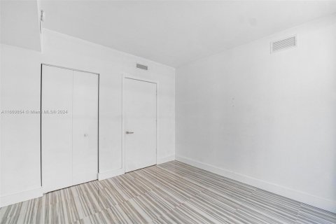 Condo in Miami, Florida, 1 bedroom  № 1224040 - photo 10