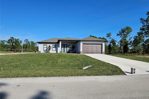 House in Lehigh Acres, Florida 3 bedrooms № 1104111 - photo 2