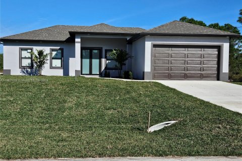 House in Lehigh Acres, Florida 3 bedrooms № 1104111 - photo 3