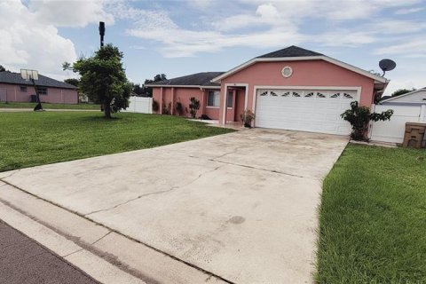 House in Kissimmee, Florida 3 bedrooms, 130.43 sq.m. № 1354286 - photo 1