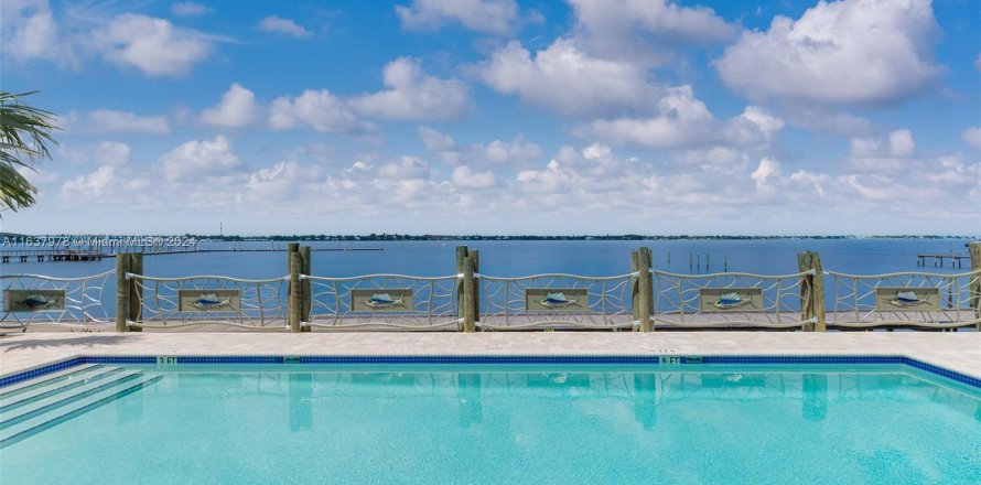 Condo in Stuart, Florida, 2 bedrooms  № 1309832