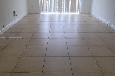 Condominio en alquiler en North Miami, Florida, 1 dormitorio, 66.33 m2 № 1347772 - foto 4