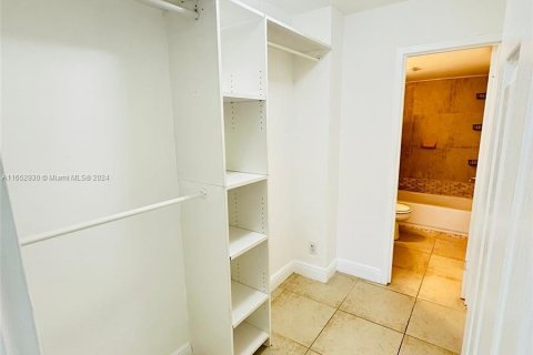 Condo in North Miami, Florida, 1 bedroom  № 1347772 - photo 10