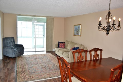 Condo in Sunrise, Florida, 2 bedrooms  № 1180304 - photo 18