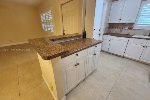 Condo in Hallandale Beach, Florida, 2 bedrooms  № 1351763 - photo 15