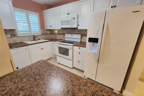 Condo in Hallandale Beach, Florida, 2 bedrooms  № 1351763 - photo 17