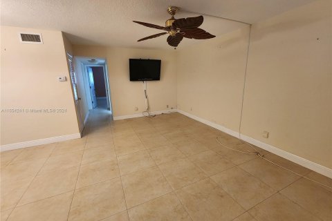 Condo in Hallandale Beach, Florida, 2 bedrooms  № 1351763 - photo 13