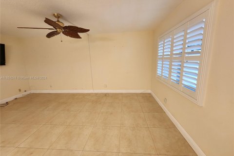 Condo in Hallandale Beach, Florida, 2 bedrooms  № 1351763 - photo 23