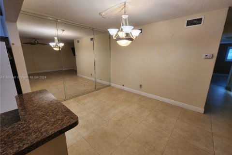 Condo in Hallandale Beach, Florida, 2 bedrooms  № 1351763 - photo 19