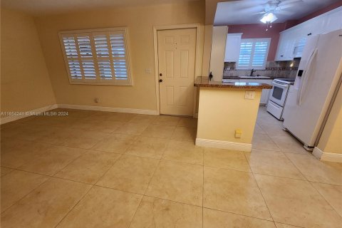 Condo in Hallandale Beach, Florida, 2 bedrooms  № 1351763 - photo 21