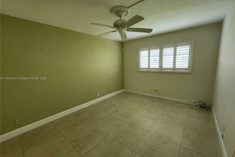 Condo in Hallandale Beach, Florida, 2 bedrooms  № 1351763 - photo 24