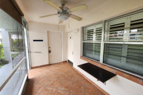 Condo in Hallandale Beach, Florida, 2 bedrooms  № 1351763 - photo 11