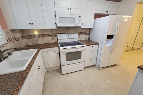 Condo in Hallandale Beach, Florida, 2 bedrooms  № 1351763 - photo 3