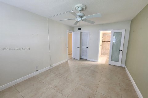 Condo in Hallandale Beach, Florida, 2 bedrooms  № 1351763 - photo 4