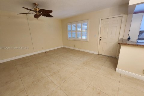 Condo in Hallandale Beach, Florida, 2 bedrooms  № 1351763 - photo 12