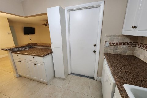 Condo in Hallandale Beach, Florida, 2 bedrooms  № 1351763 - photo 18