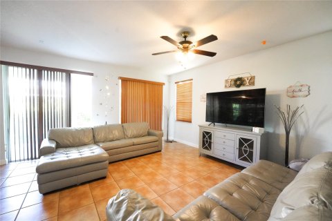 House in Miramar, Florida 5 bedrooms, 340.95 sq.m. № 1134906 - photo 2