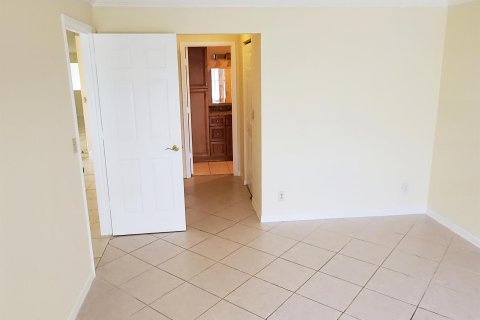 House in Lake Worth, Florida 2 bedrooms, 131.83 sq.m. № 913560 - photo 2
