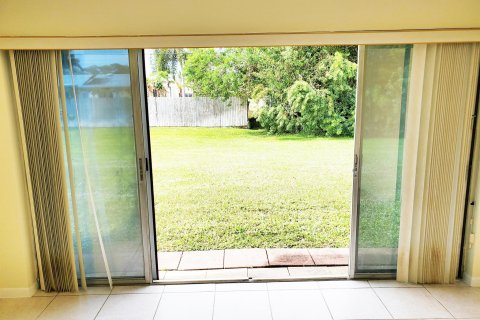 House in Lake Worth, Florida 2 bedrooms, 131.83 sq.m. № 913560 - photo 14