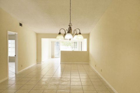 House in Lake Worth, Florida 2 bedrooms, 131.83 sq.m. № 913560 - photo 6